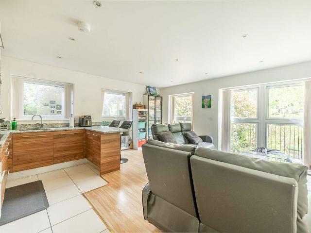 Apartment for rent in Little Stanmore, Greater London