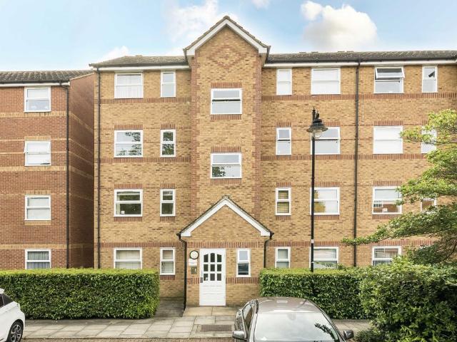 Apartment for rent in Furzedown, Greater London