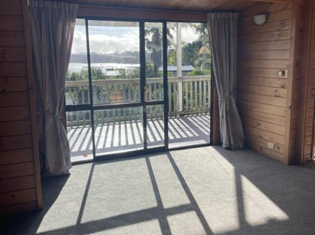 House for rent in Oratia