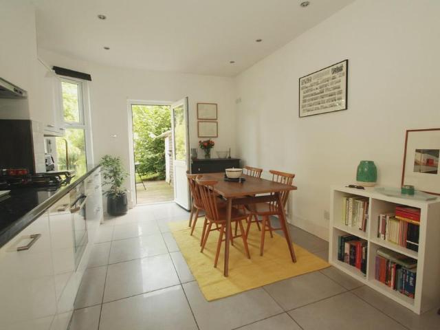 Apartment for rent in Brondesbury, Greater London