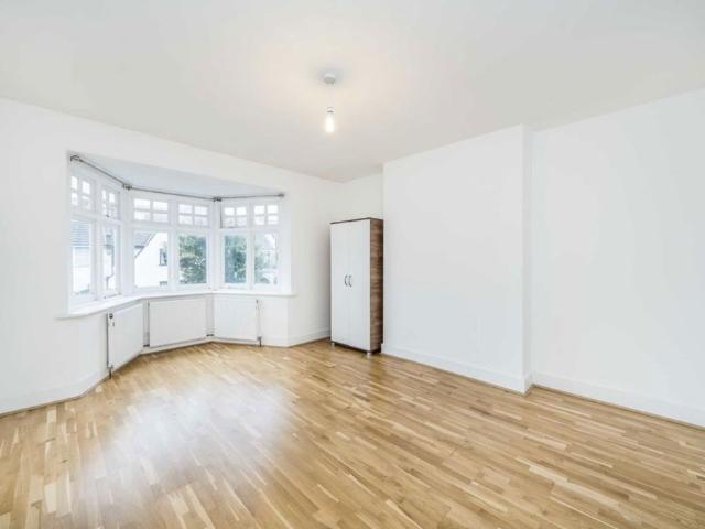 House for rent in Brondesbury, Greater London