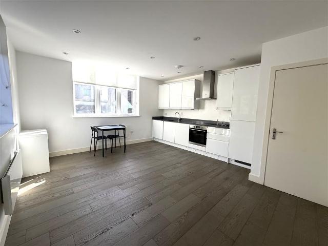 Apartment for rent in Ickenham, Greater London