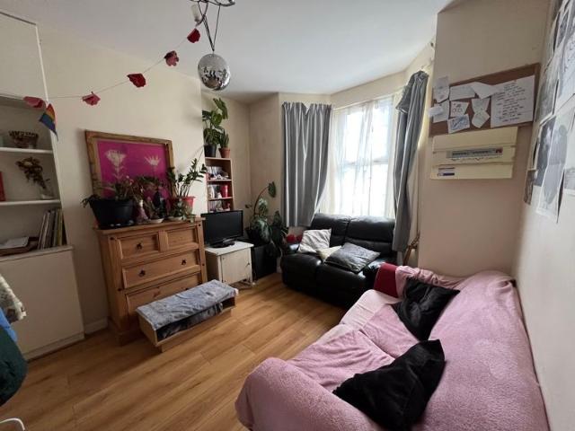 Apartment for rent in Furzedown, Greater London