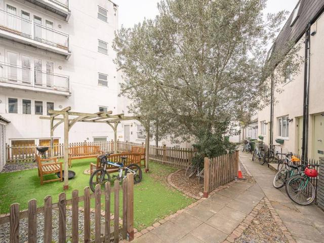 House for rent in Earlsfield, Greater London