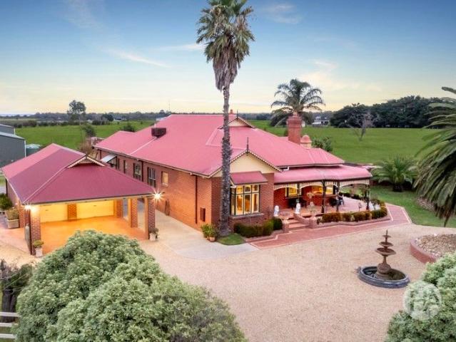 Cottage for sale in Pearcedale, Victoria