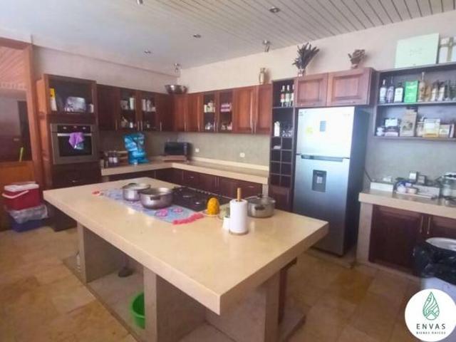 Hermosa casa del campo, de material noble y tiene casa de huespede