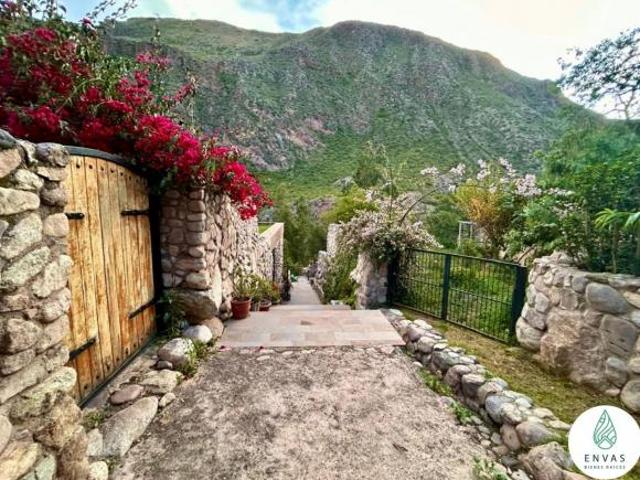 Hermosa casa del campo, de material noble y tiene casa de huespede
