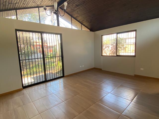 Hermosa Casa En Pasaje, A Pasos Del Metro, Amplio Jardín