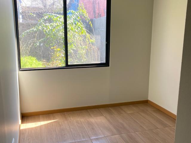 Hermosa Casa En Pasaje, A Pasos Del Metro, Amplio Jardín