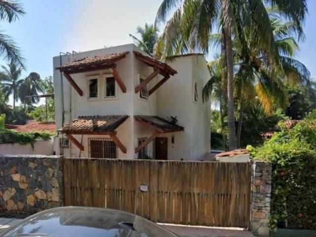 HERMOSA CASA UBICADA EN IXTAPA ZIHUATANEJO GRO. CON AMPLIO JARDIN