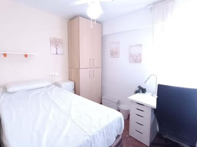 Habitación en alquiler en Cerro-Amate, Sevilla