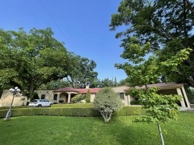 HERMOSA RESIDENCIA CON PRECIOSAS AREAS VERDES EN FRACC. EXCLUSIVO AL NORTE