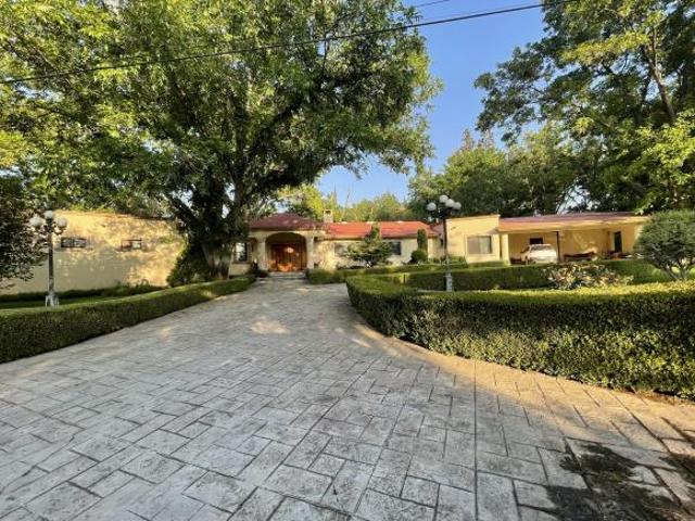HERMOSA RESIDENCIA CON PRECIOSAS AREAS VERDES EN FRACC. EXCLUSIVO AL NORTE