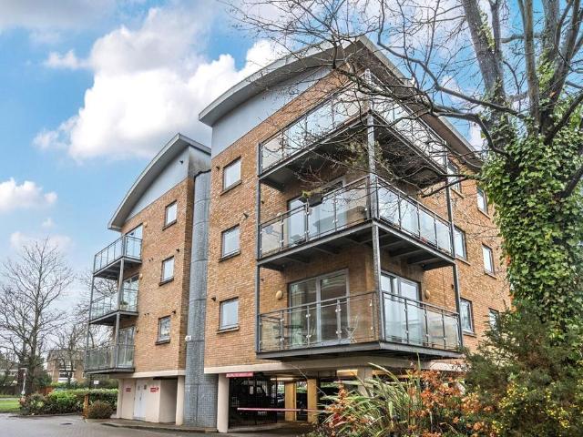 Apartment for rent in Ashley Park, Surrey