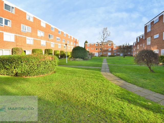 Apartment for rent in Ashley Park, Surrey