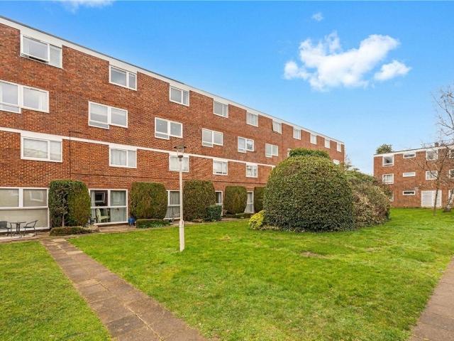 Apartment for rent in Blackhills, Surrey
