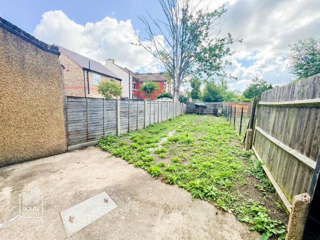 Apartment for rent in Freezywater, Greater London