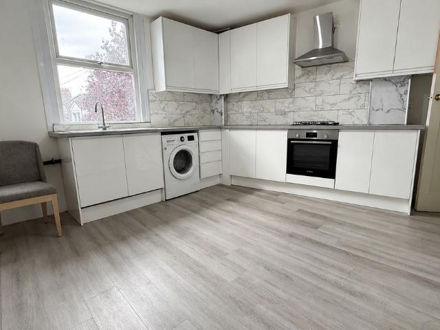 Apartment for rent in Freezywater, Greater London