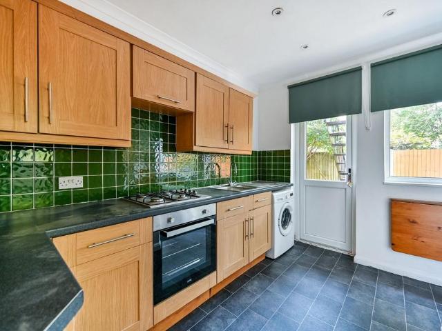 Apartment for rent in London Borough of Merton, Merton Park
