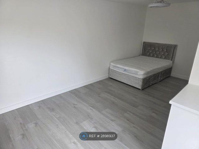 Studio for rent in Totteridge, Buckinghamshire