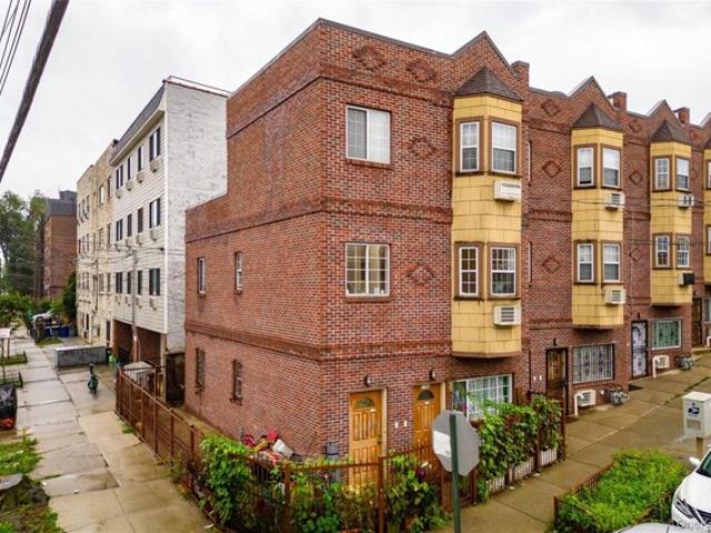 House for sale in The Bronx, Arverne