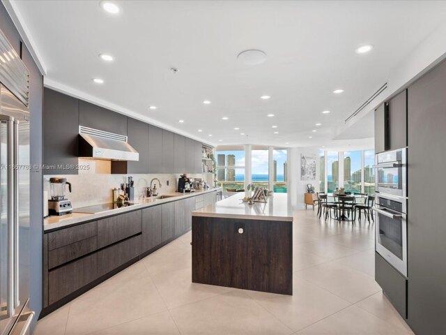 Condo for sale in Aventura