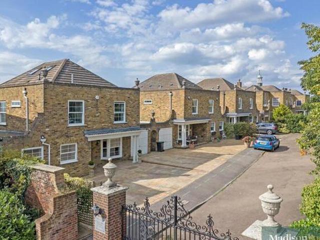 House for sale in Chigwell, Epping