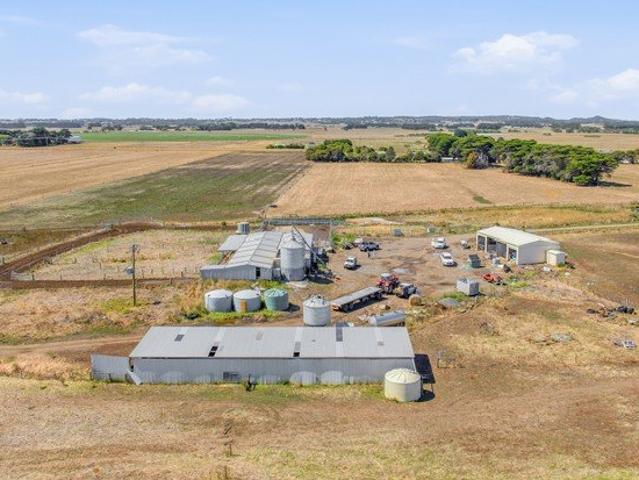 Cottage for sale in Kirkstall, Victoria