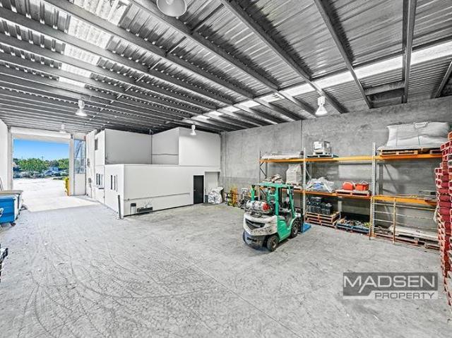 Warehouse for rent in Toombul, Queensland