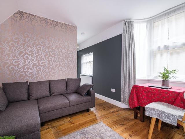 Apartment for rent in Cann Hall, Greater London