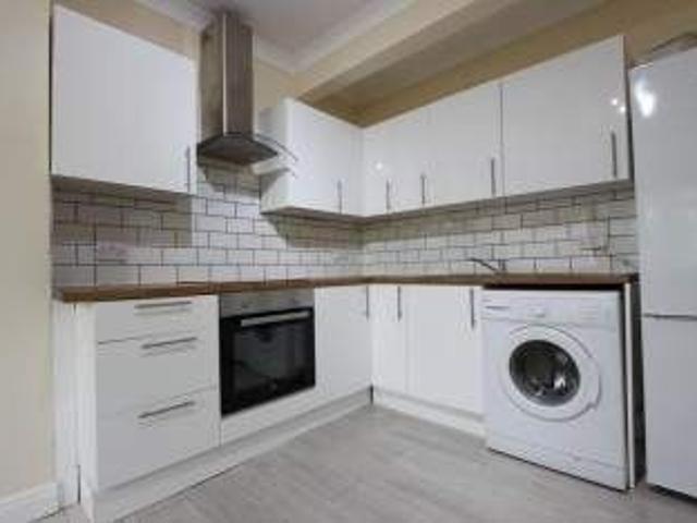 Apartment for rent in Oakleigh Park, Greater London
