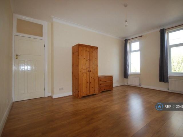 House for rent in Whetstone, Oakleigh Park