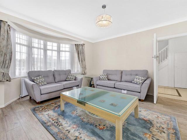House for rent in Oakleigh Park, Greater London