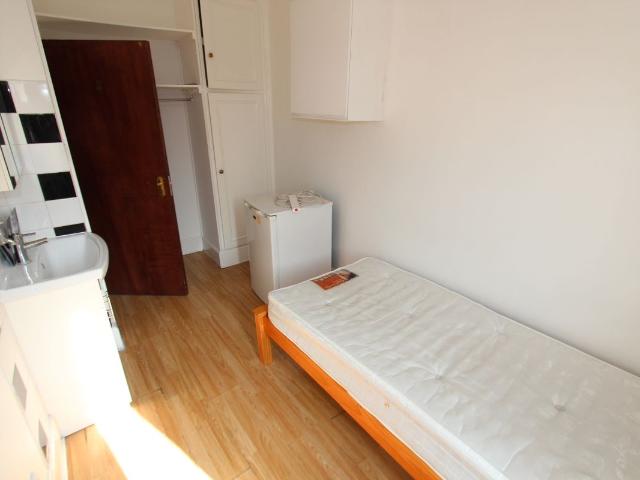 Room for rent in Whetstone, Greater London