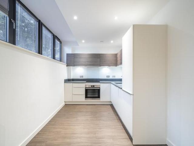 Apartment for rent in Whetstone, Oakleigh Park