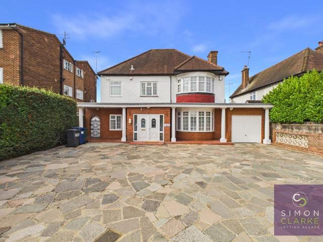 House for rent in Oakleigh Park, Greater London