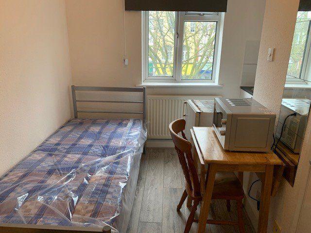 Studio for rent in Whetstone, Oakleigh Park