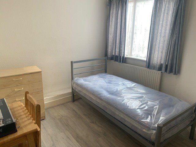 Studio for rent in Whetstone, Oakleigh Park