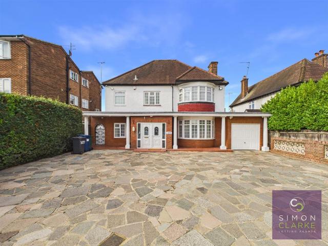 House for rent in Oakleigh Park, Greater London