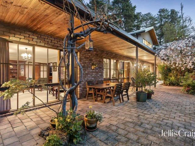 House for sale in Park Orchards, Melbourne