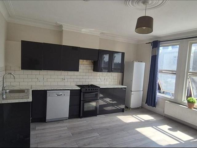 Apartment for rent in London Borough of Merton, Collier's Wood