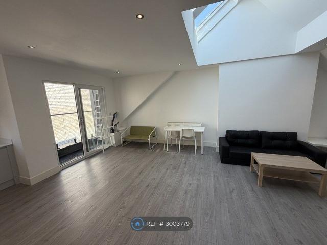 Apartment for rent in Woodcote, Epsom