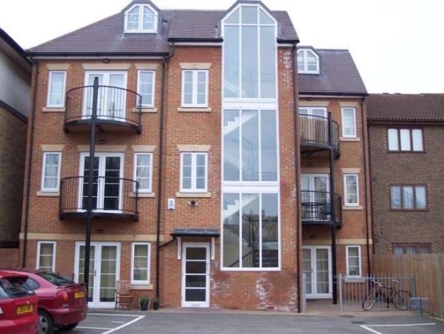 Apartment for rent in Row Town, Surrey