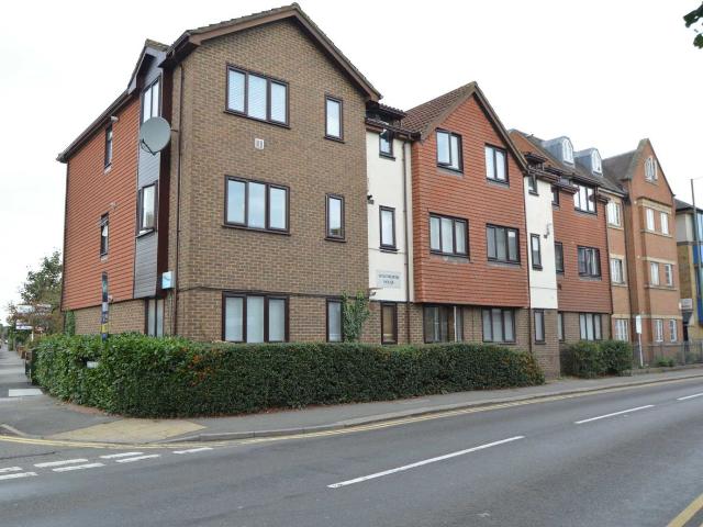Apartment for rent in Row Town, Surrey