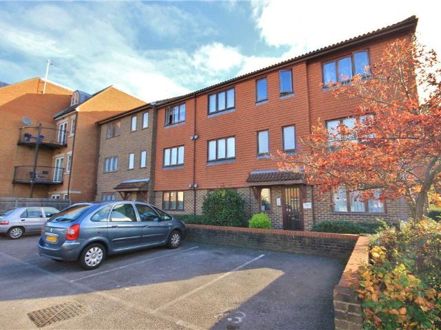 Apartment for rent in Row Town, Surrey