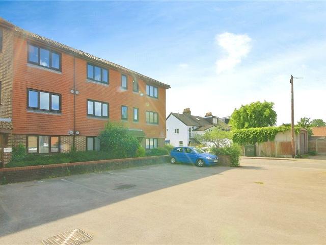 Apartment for rent in Row Town, Surrey