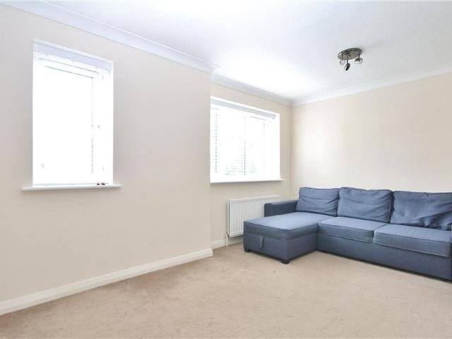 Apartment for rent in Row Town, Surrey