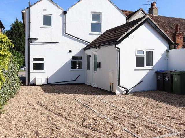 Apartment for rent in Heol-las, Surrey