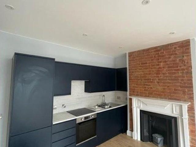 Apartment for rent in Heol-las, Surrey