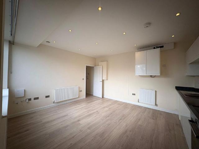 Apartment for rent in Heol-las, Surrey